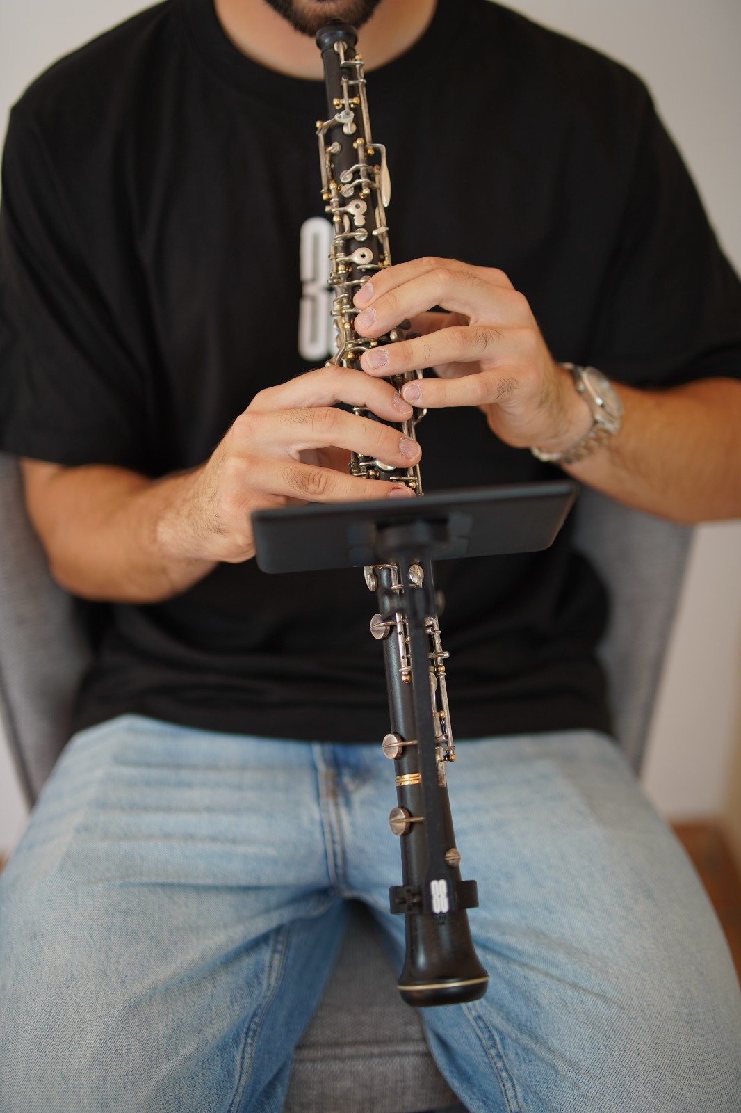 Músico tocando con el atril 3DTONE en su instrumento